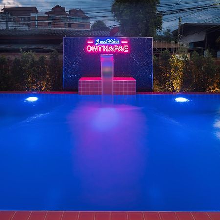 Отель On Thapae Gate Chiangmai Чиангмай Экстерьер фото