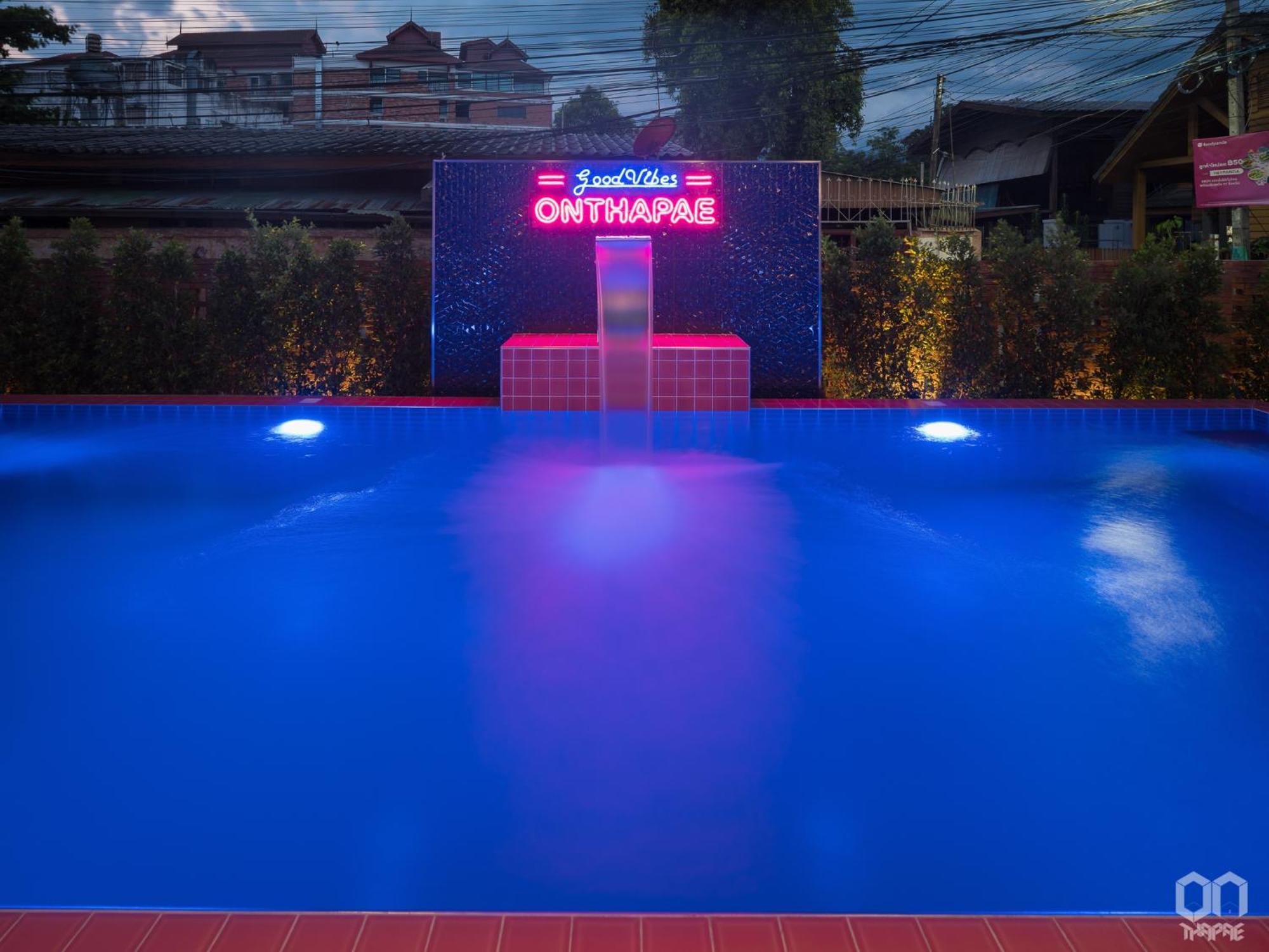 Отель On Thapae Gate Chiangmai Чиангмай Экстерьер фото