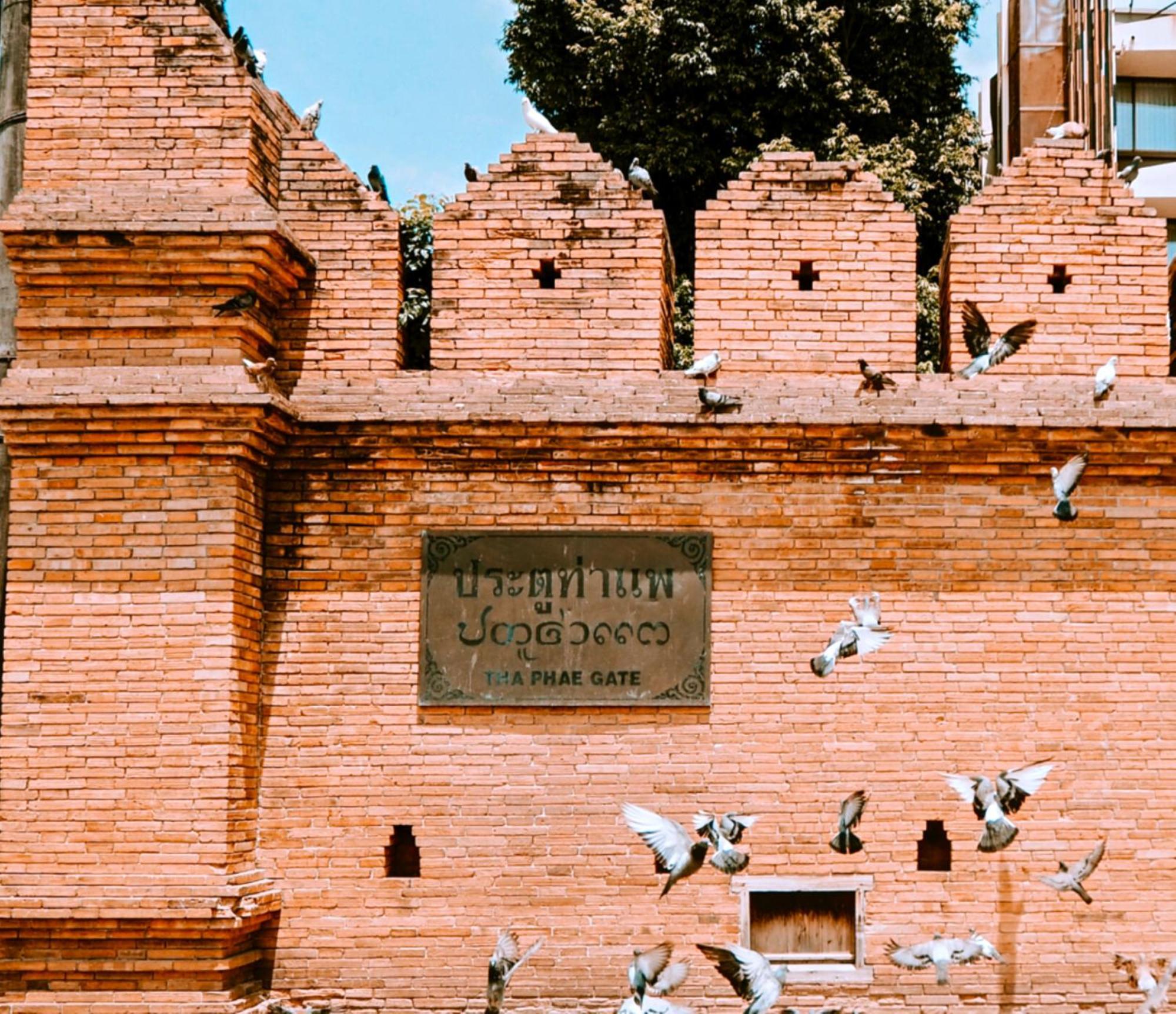 Отель On Thapae Gate Chiangmai Чиангмай Экстерьер фото